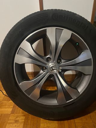 Llanta con neumatico de 18 con buje de 64.1mm