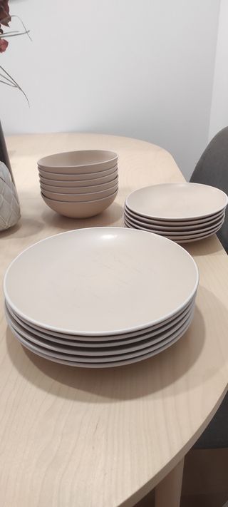 Vajilla beige y blanca