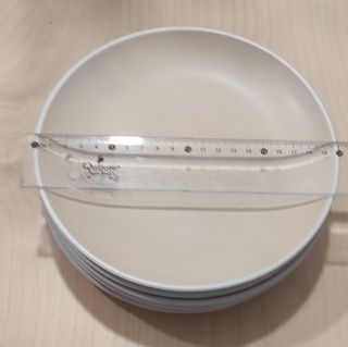 Vajilla beige y blanca