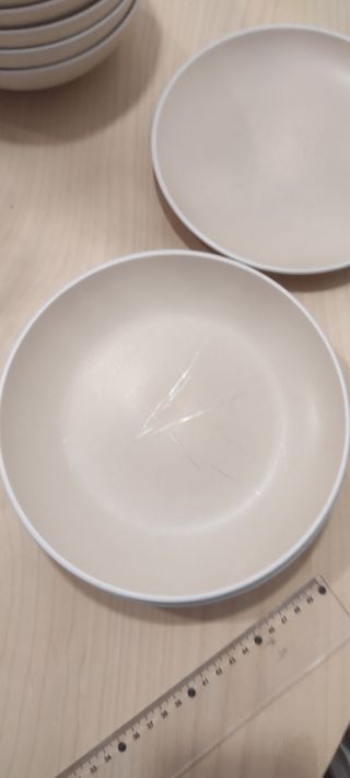 Vajilla beige y blanca