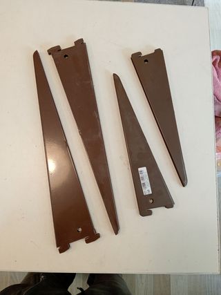 Cartelas para baldas marrones.