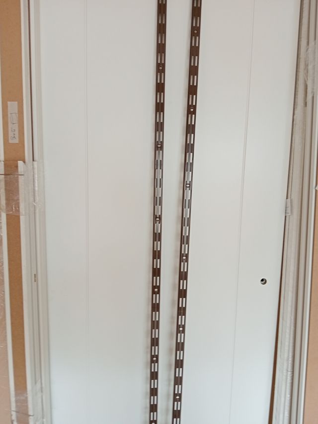 Cartelas para baldas marrones.