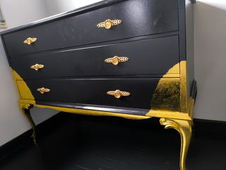 Cómoda silla y espejo 