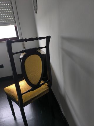 Cómoda silla y espejo 