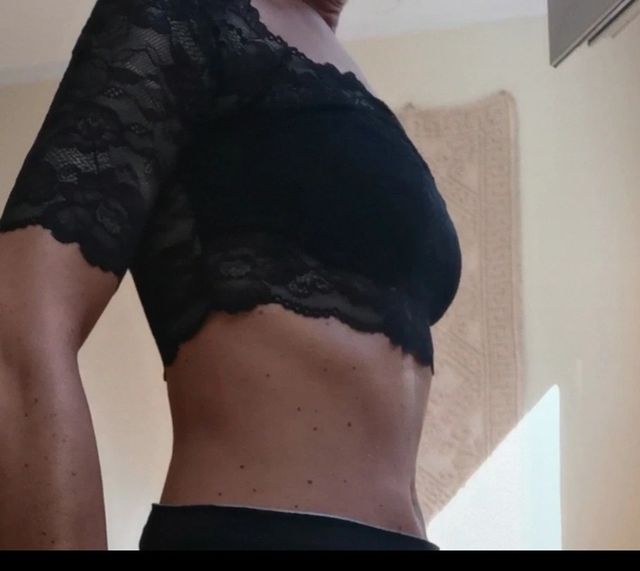 Top corto in pizzo nero