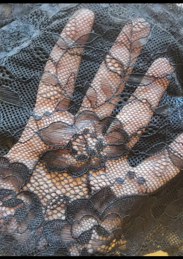 Top corto in pizzo nero