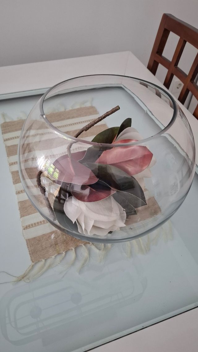 Pecera grande redonda.