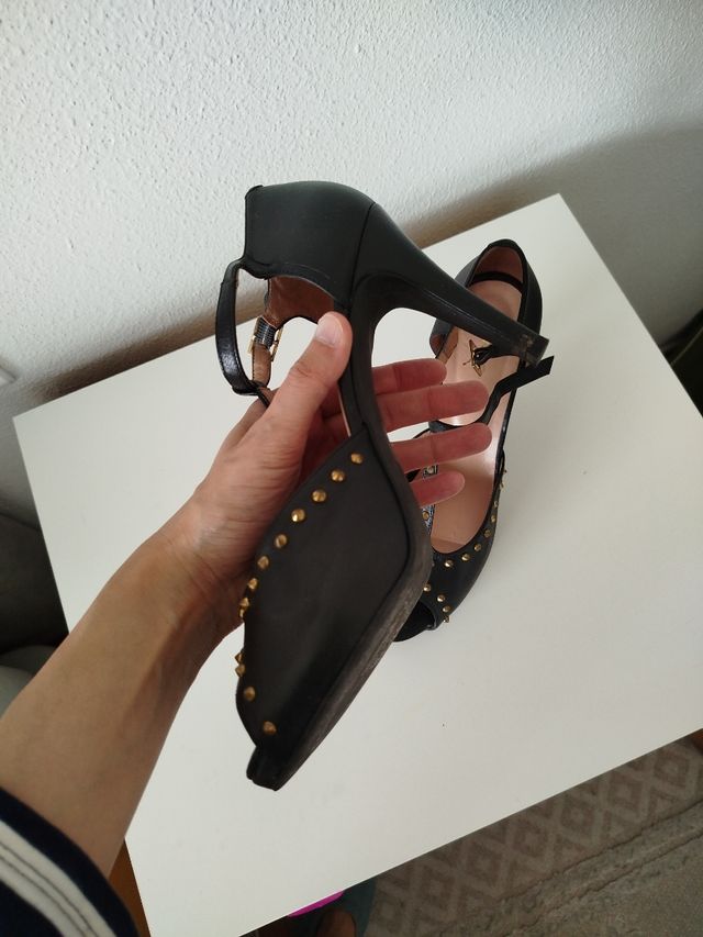 Sandalia de piel negra marca Fosco