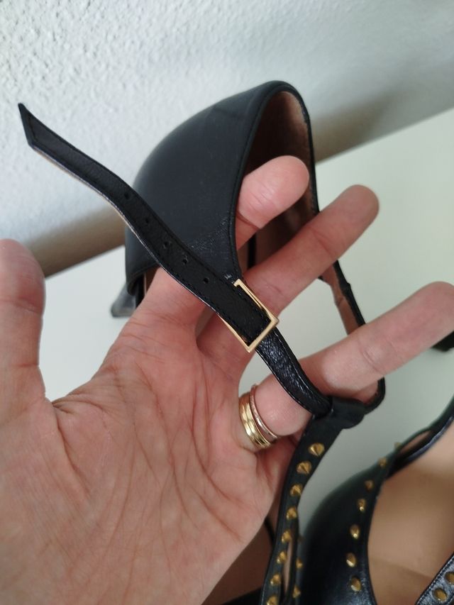 Sandalia de piel negra marca Fosco