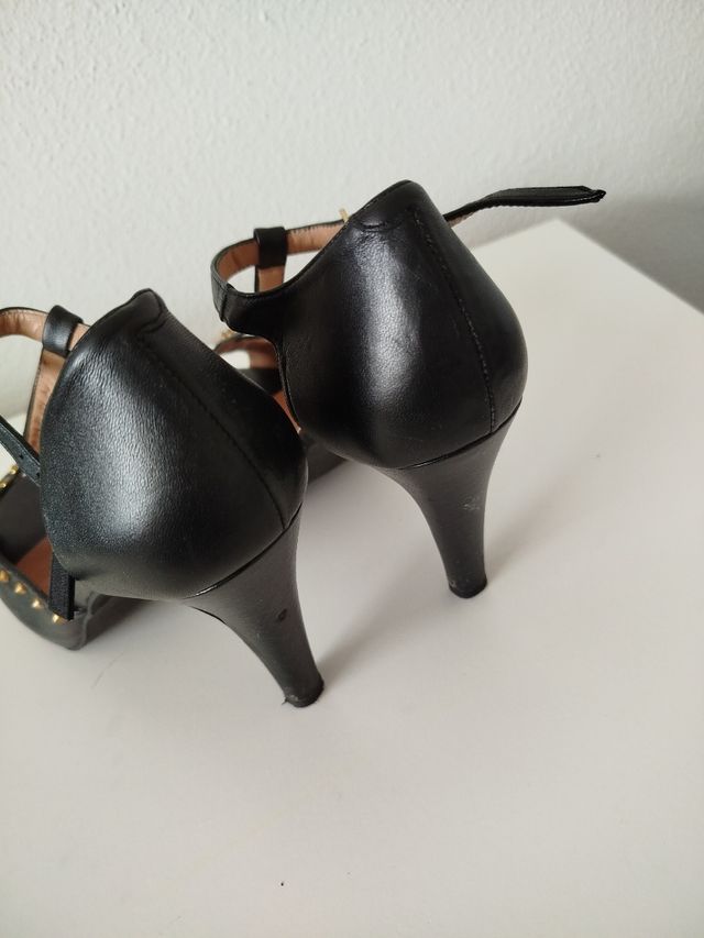 Sandalia de piel negra marca Fosco