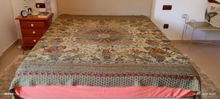 Antiquísima colcha tapiz bordada en hilo de seda.