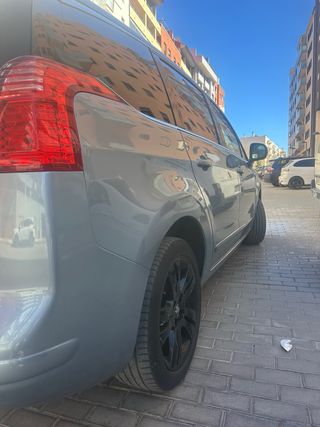 Peugeot 5008 2011