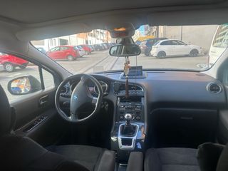 Peugeot 5008 2011