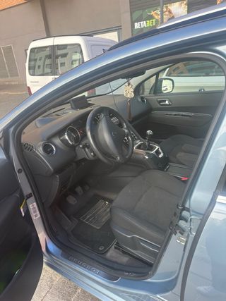 Peugeot 5008 2011