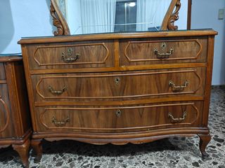 Conjunto muebles antiguos para cuarto grande