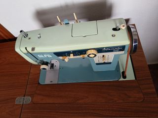 Máquina de coser Alfamatic 109 en mueble original
