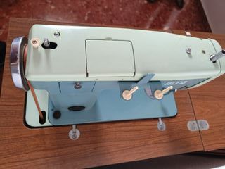 Máquina de coser Alfamatic 109 en mueble original