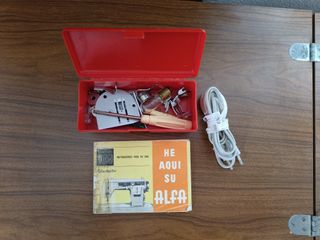 Máquina de coser Alfamatic 109 en mueble original