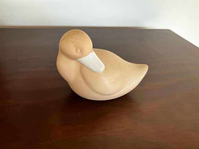 Figura cerámica de pato pintada a mano