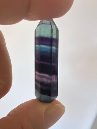 Ponta de fluorita multicolorida com faixas colorid