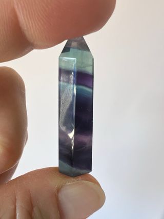 Ponta de fluorita multicolorida com faixas colorid