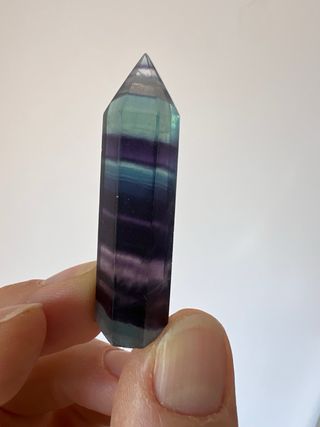 Ponta de fluorita multicolorida com faixas colorid