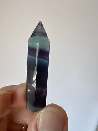 Ponta de fluorita multicolorida com faixas colorid