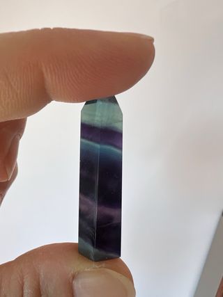 Ponta de fluorita multicolorida com faixas colorid