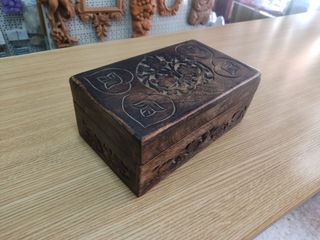 Caja madera tallada a mano