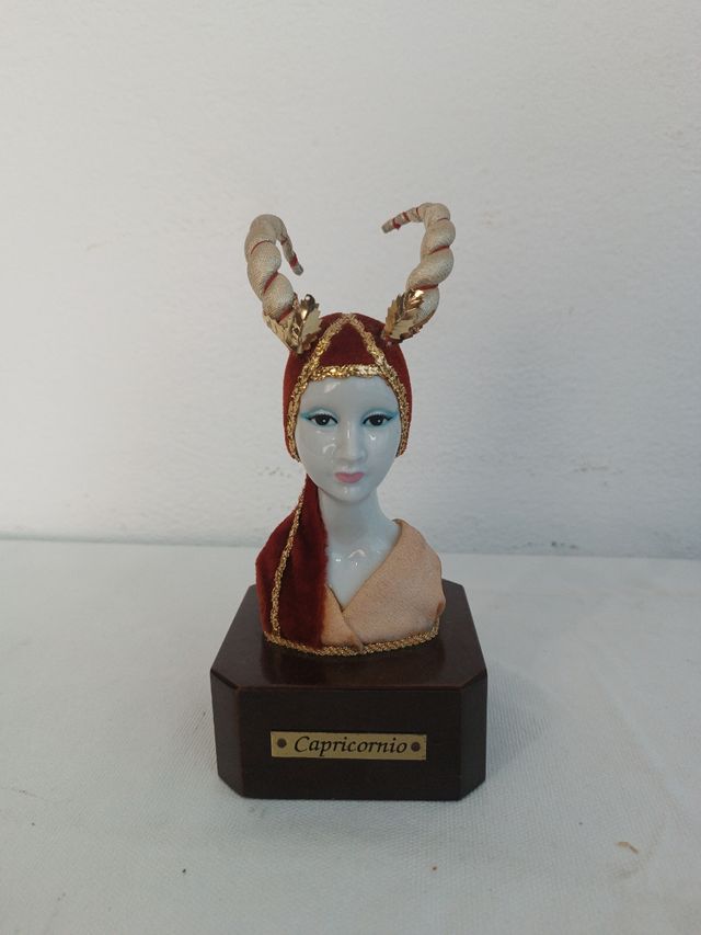 Busto de signo zodiacal capricornio