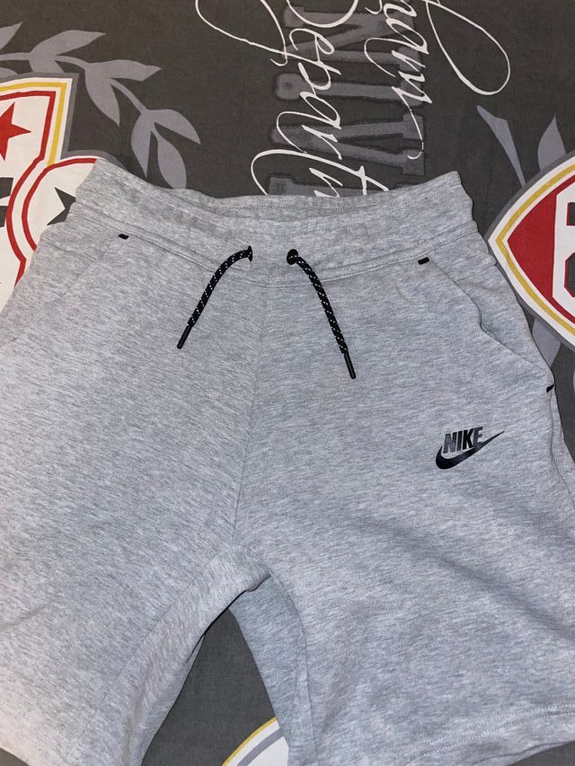 Pantaloncini Nike Tech Fleece grigi