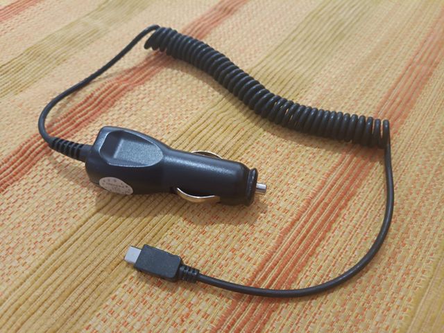 Cargador móvil para coche