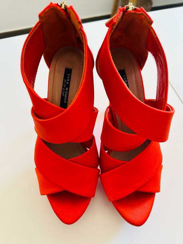 Tacones altos naranjas de zara