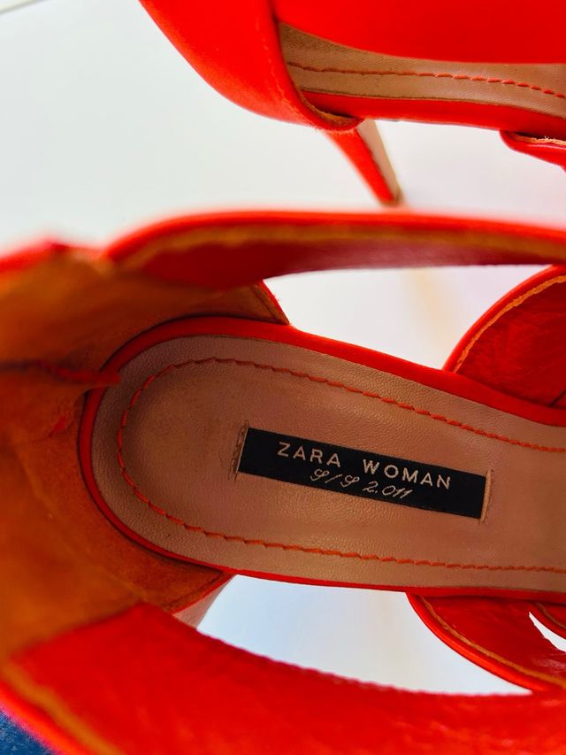Tacones altos naranjas de zara