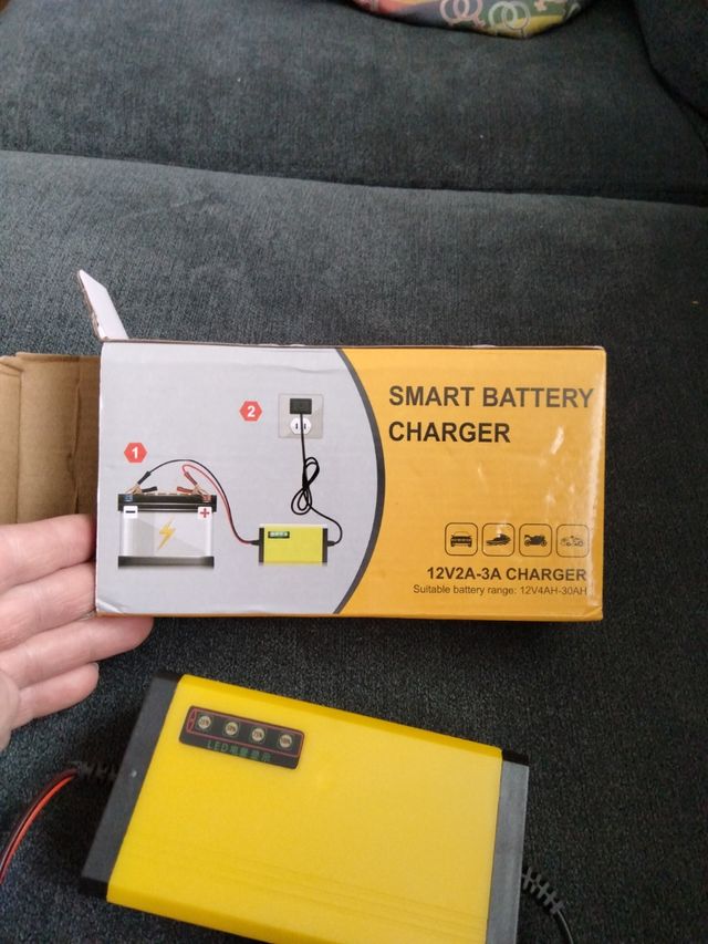 Cargador de batería para coche y moto 12V nuevo. 