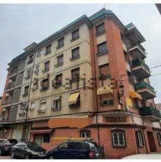 Piso,  es un primero. Con balcón y terraza.