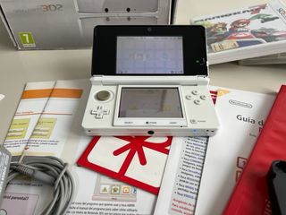Nintendo 3DS con scatola accessori e giochi