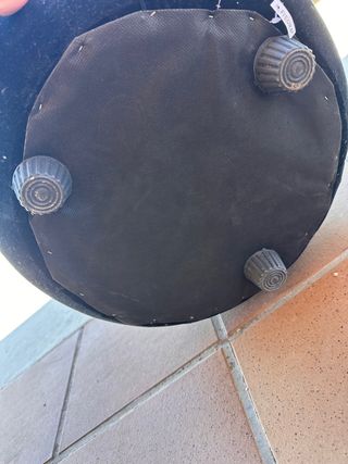 Taburete moderno con forma de bola de billar
