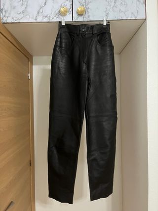 Pantalón de cuero.