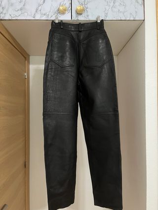 Pantalón de cuero.