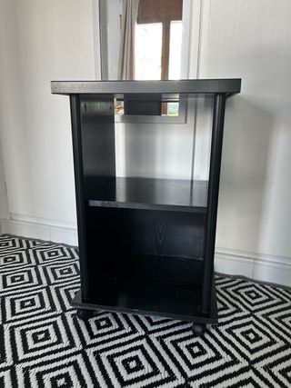 Mesita auxiliar con ruedas. TV. Organizador.