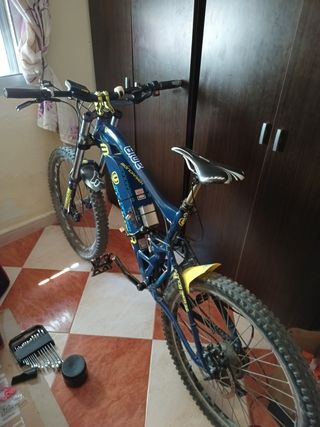 Bici de descenso eléctrica.