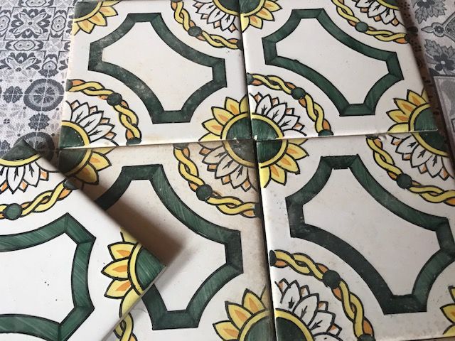 64 azulejos antiguo, forman bonita composición