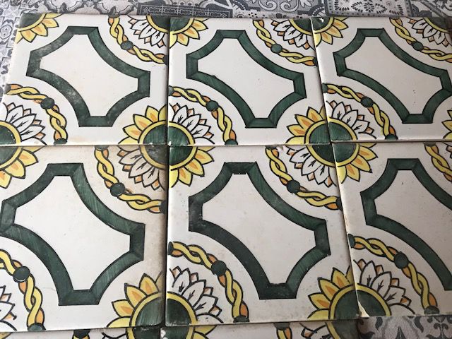 64 azulejos antiguo, forman bonita composición