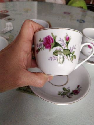 Cuatro tazas de porcelana china ,