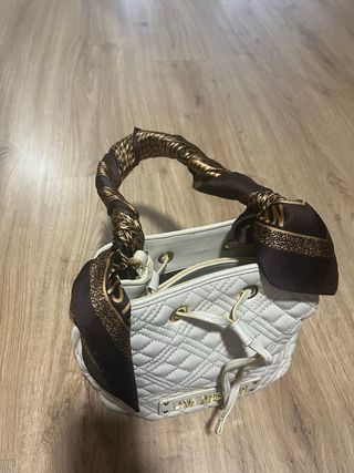 Bolso Love Moschino beige.