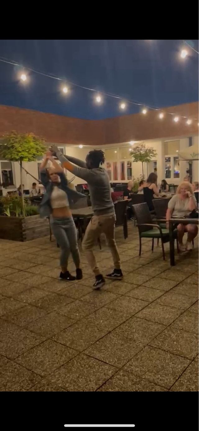 Instructor de baile popular cubano: salsa timba