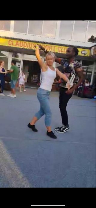 Instructor de baile popular cubano: salsa timba