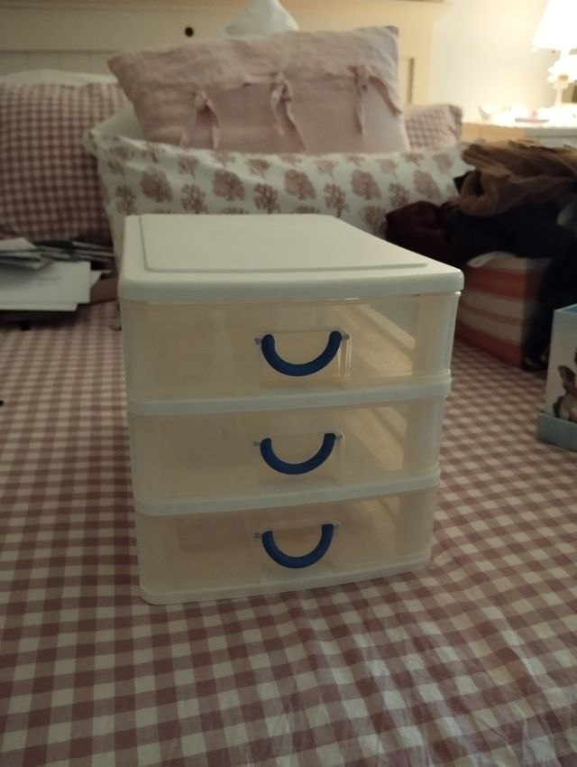 Cajones de plástico  18 ancho  27 largo  18 alto