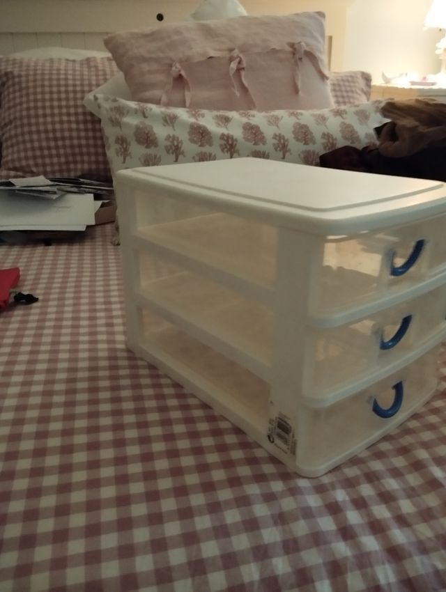 Cajones de plástico  18 ancho  27 largo  18 alto